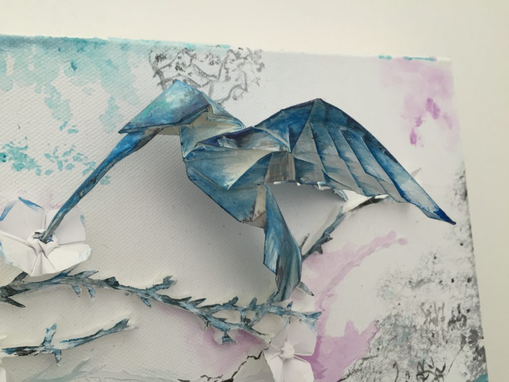 Tableau mêlant peinture et oiseau en origami bleu, exposition « Origami et peinture »