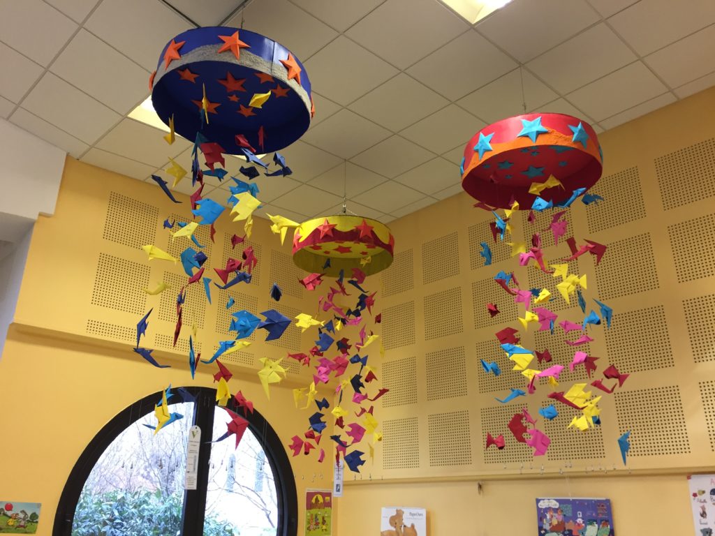 Suspensions de poissons en origami multicolores, création commune « Des poissons sans eau » à la médiathèque de Villefranche-sur-Saône