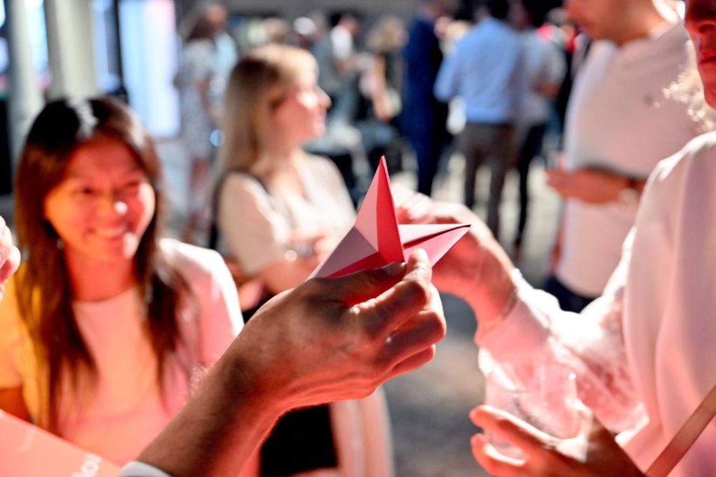 déambulation d'un événement professionnel de l'artiste origamiste Kevin Briez