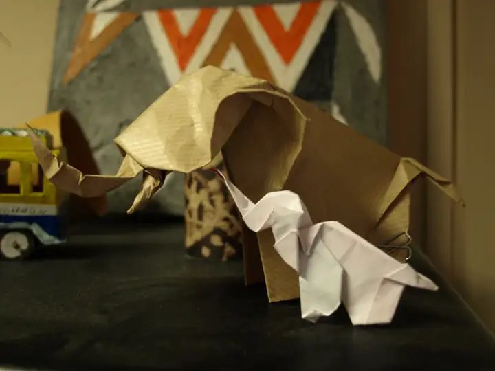Éléphants en origami pliés en atelier