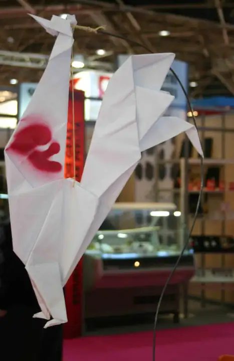Grue en origami exposée lors d’un salon
