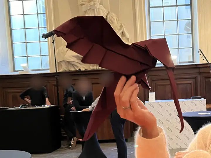 Grand oiseau en origami présenté lors d’un événement d’entreprise